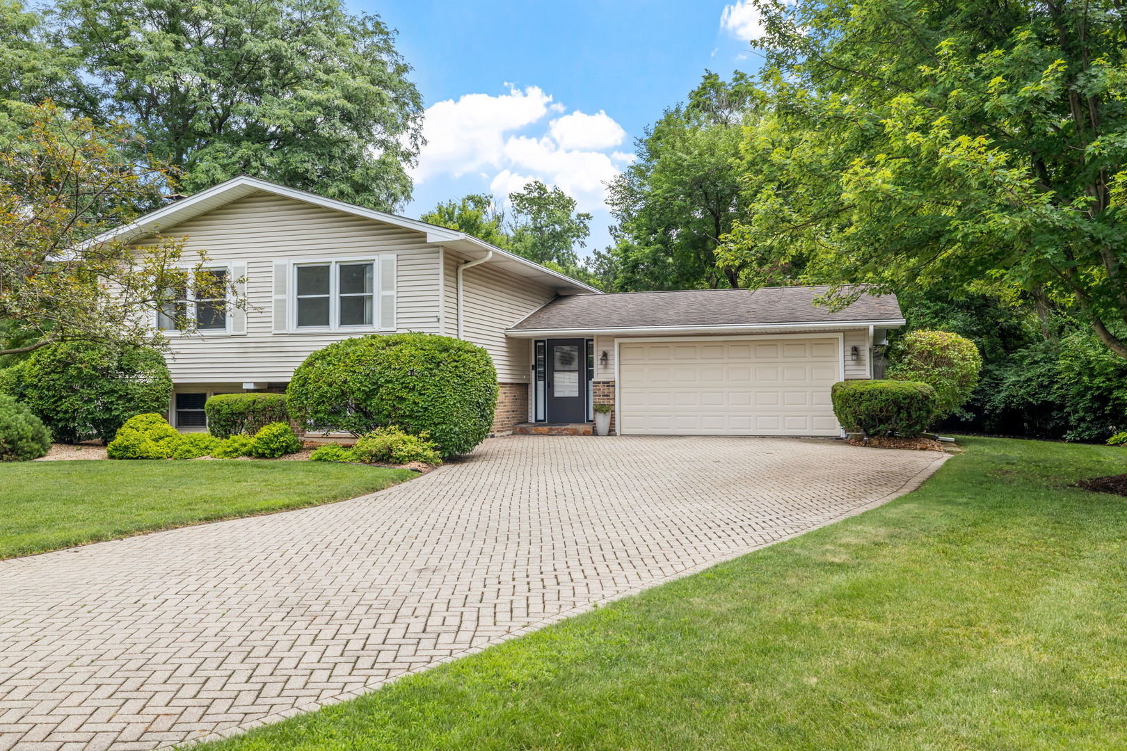 6651 Dunham Road, Downers Grove, IL 60515