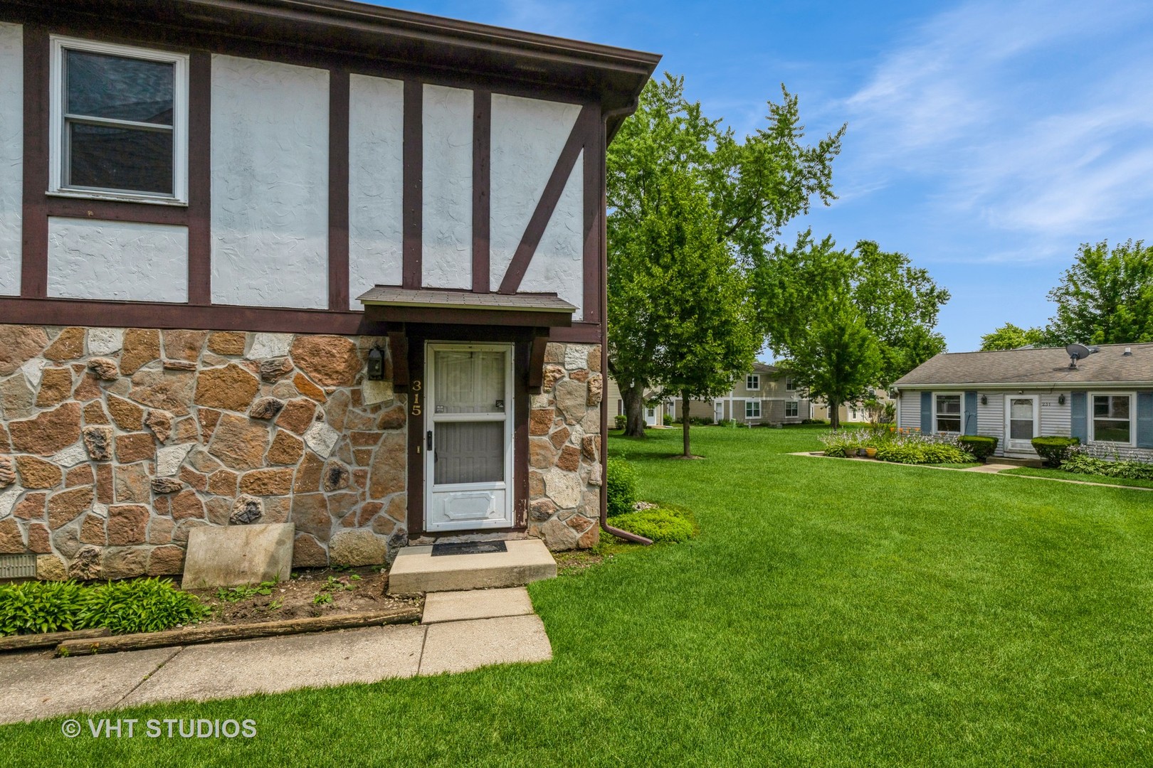 315 Meadow Court, Vernon Hills, IL 60061
