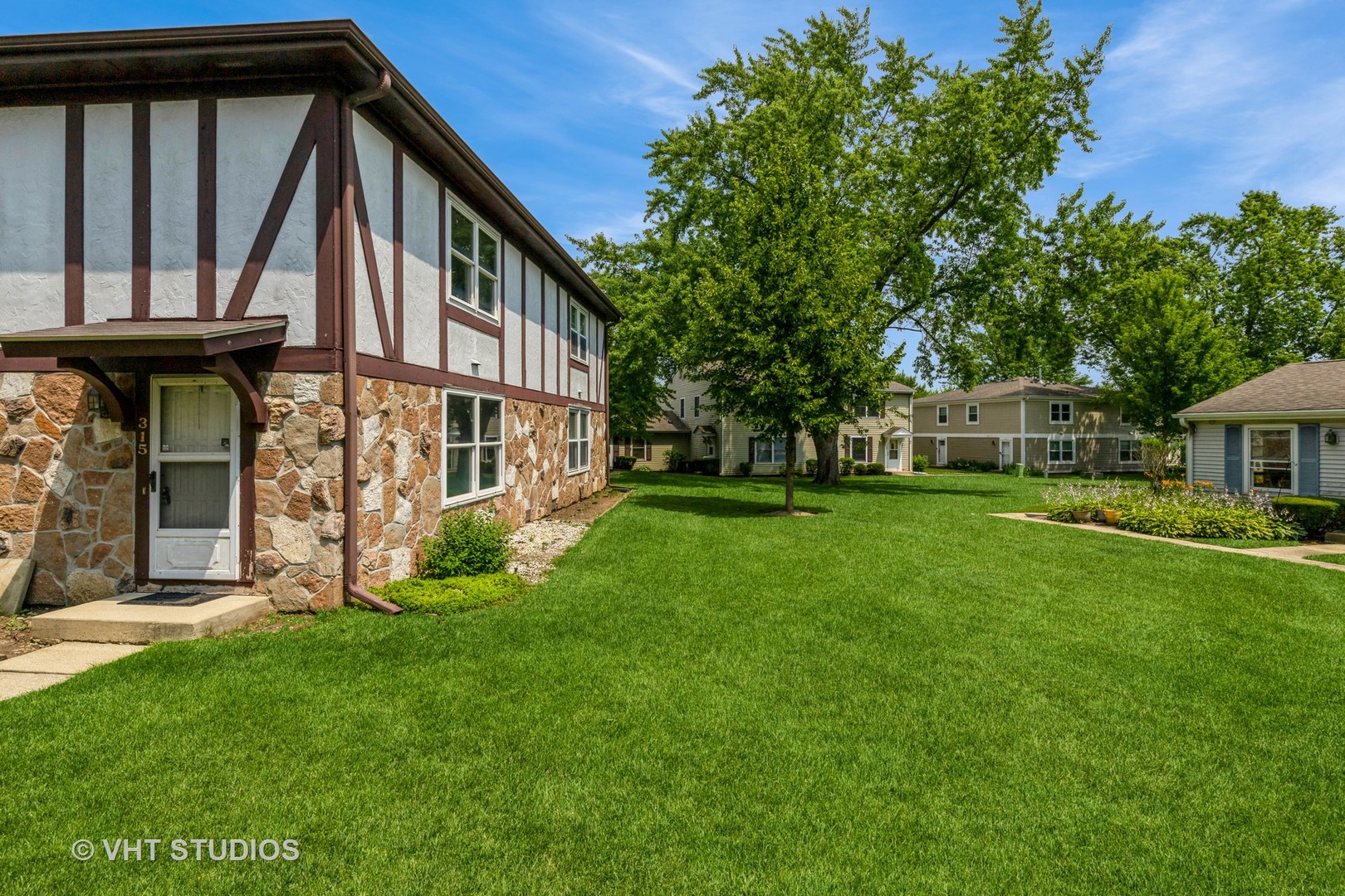 315 Meadow Court, Vernon Hills, IL 60061