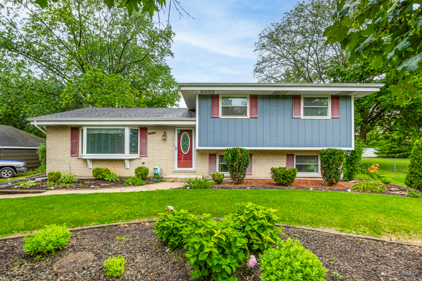 5S300 Tuthill Road, Naperville, IL 60563