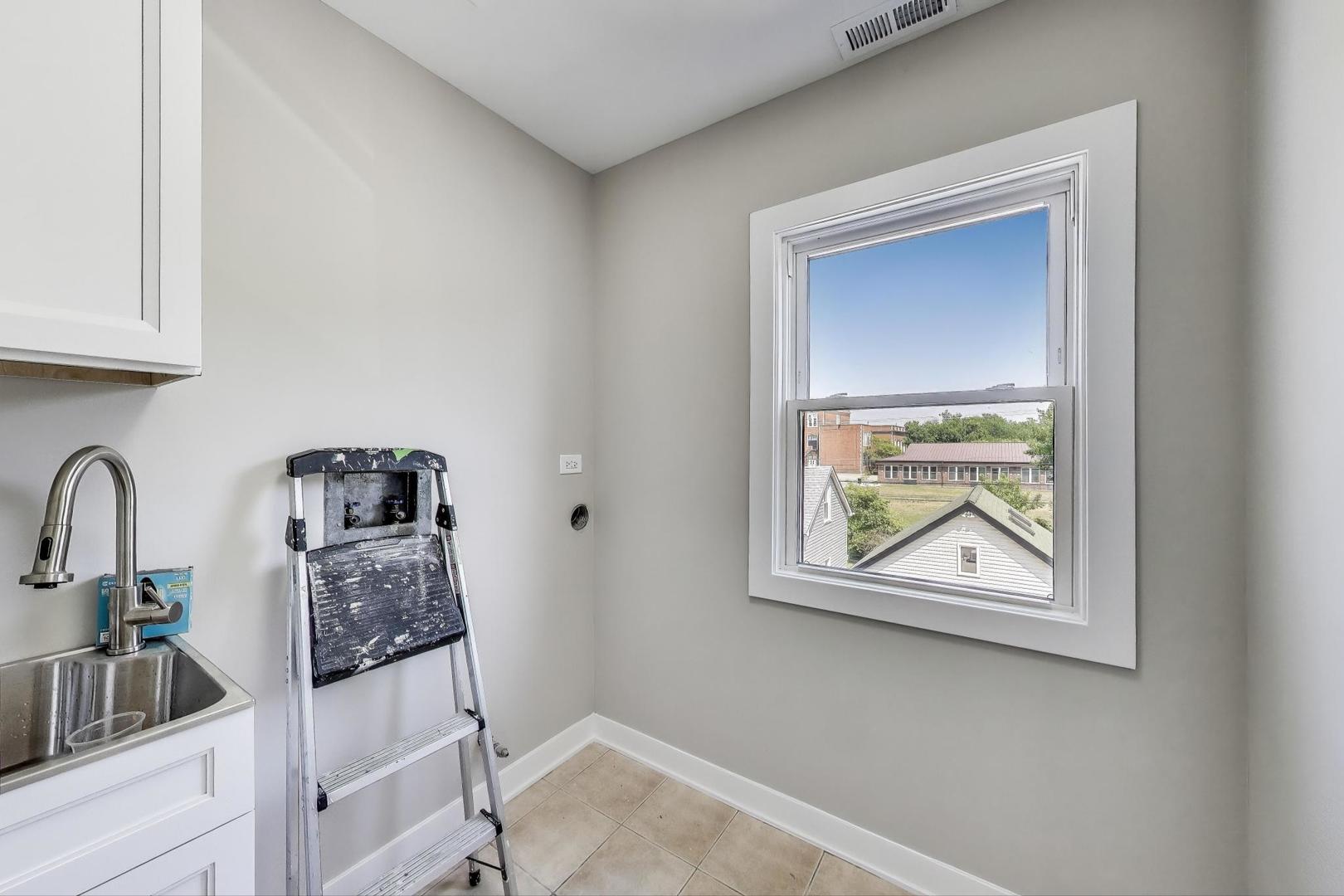 4305 N Mobile Avenue, Chicago, IL 60634