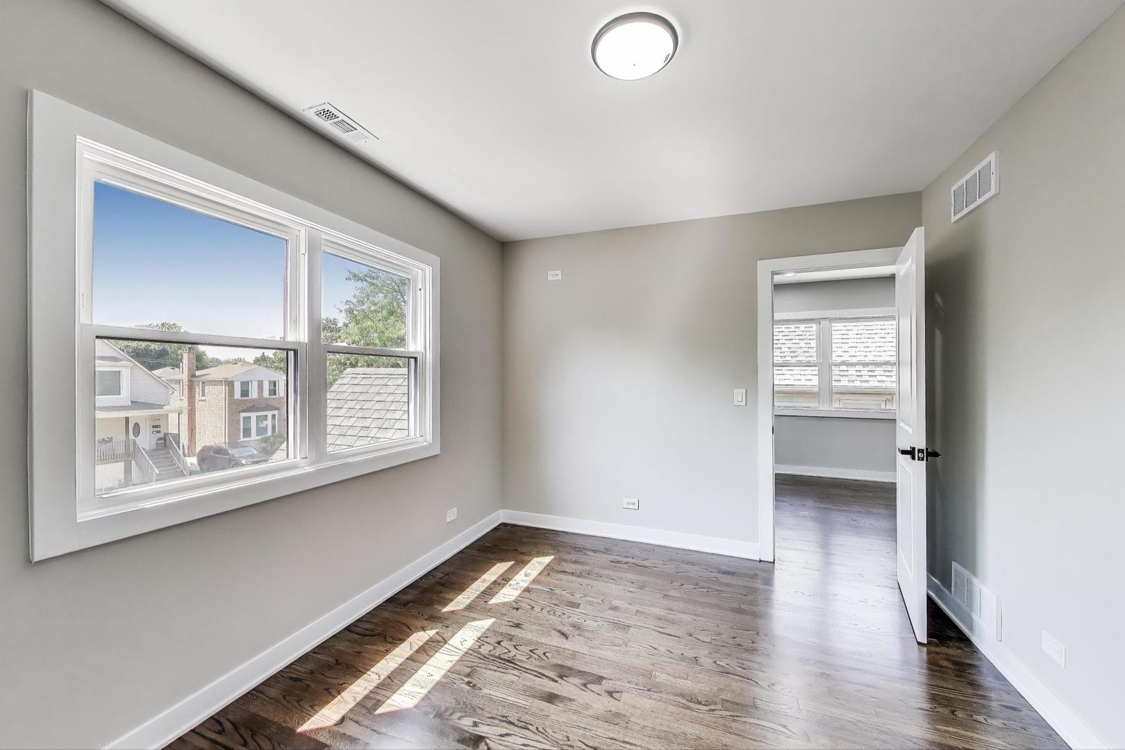 4305 N Mobile Avenue, Chicago, IL 60634