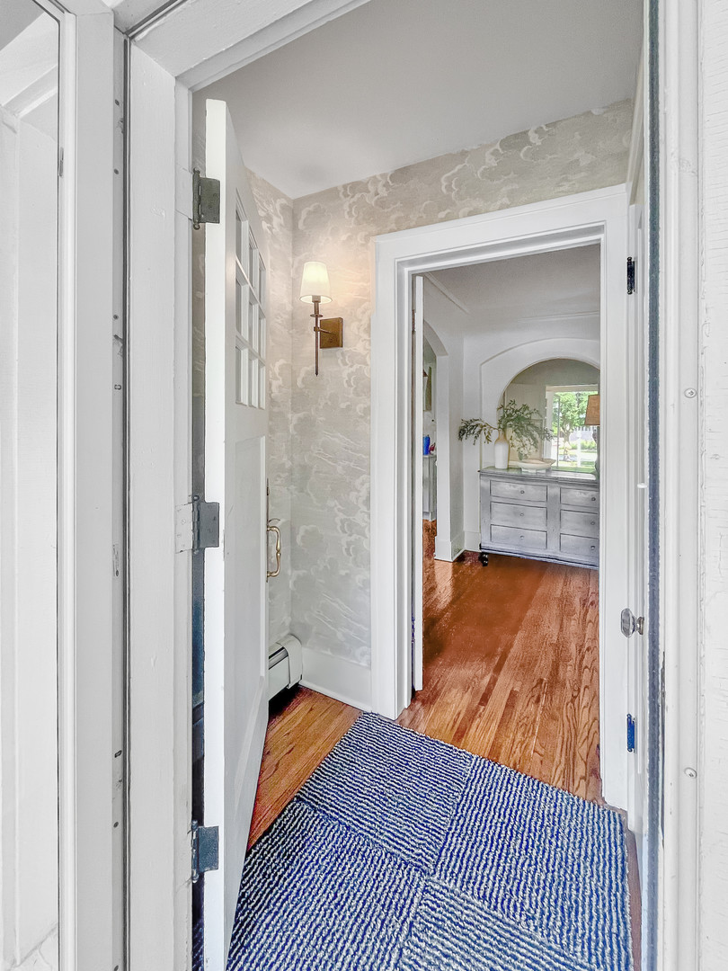 345 N Montclair Avenue, Glen Ellyn, IL 60137