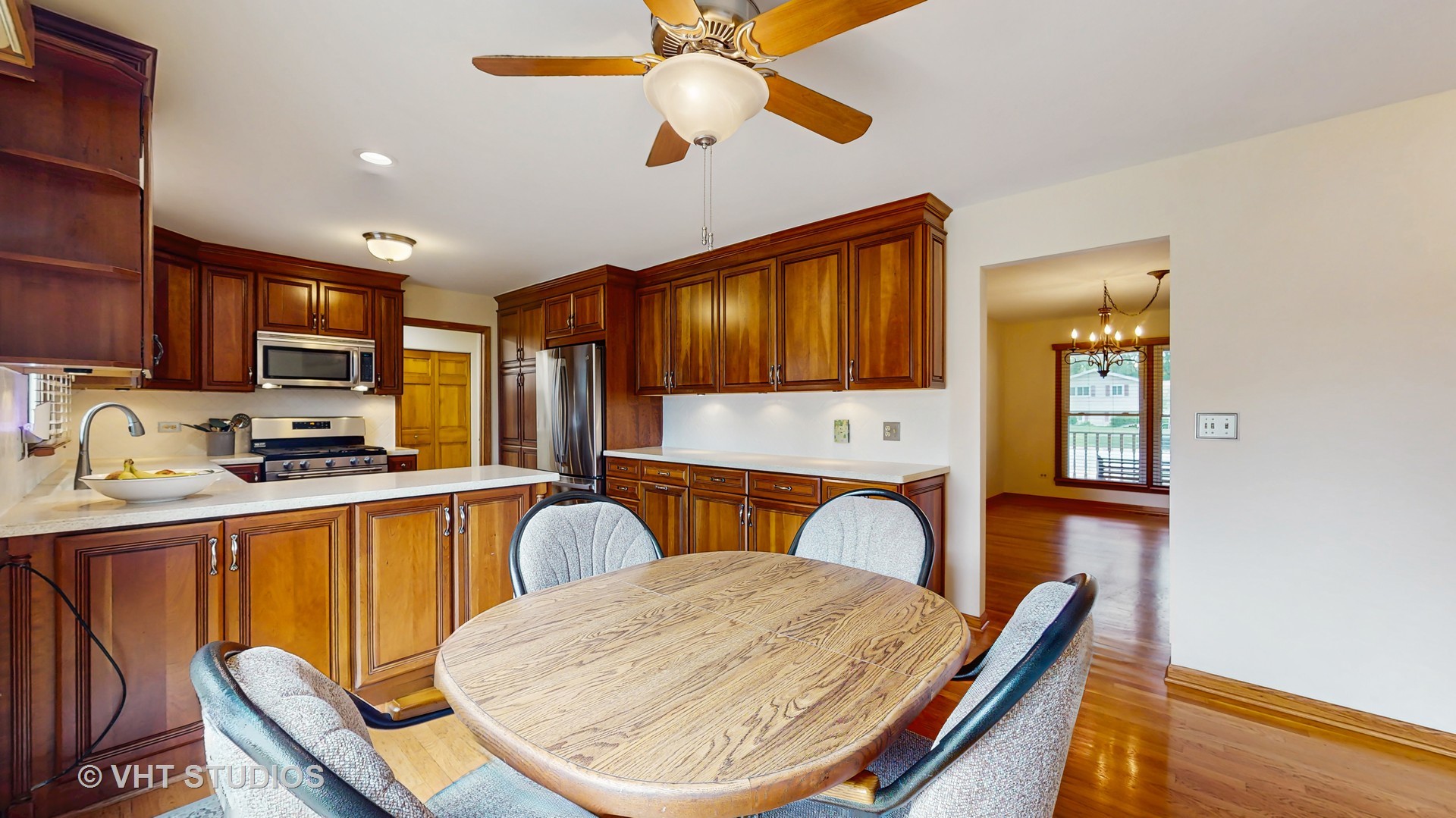 230 W Weathersfield Way, Schaumburg, IL 60193