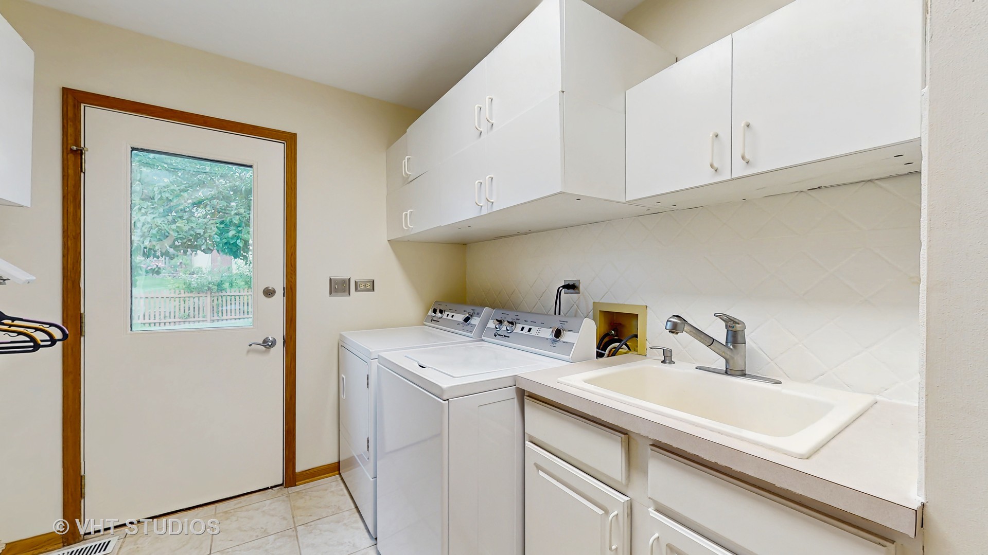 230 W Weathersfield Way, Schaumburg, IL 60193