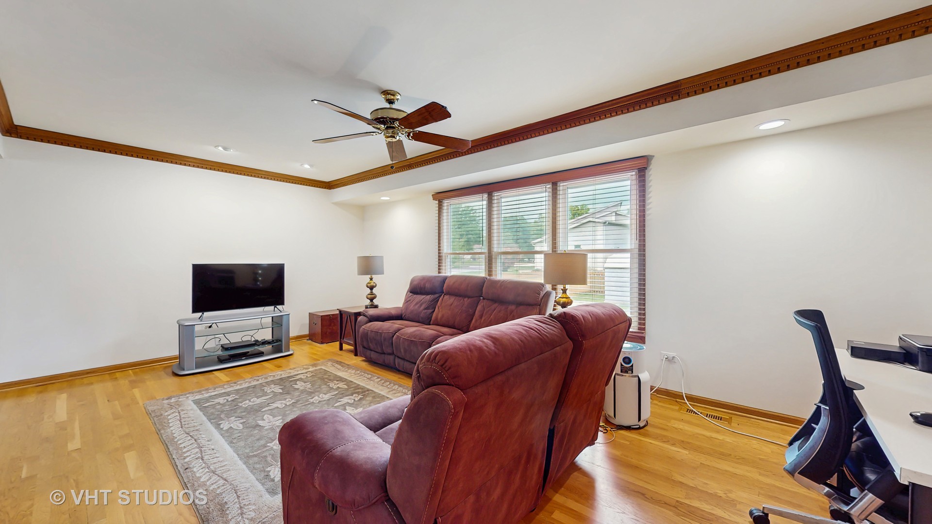 230 W Weathersfield Way, Schaumburg, IL 60193