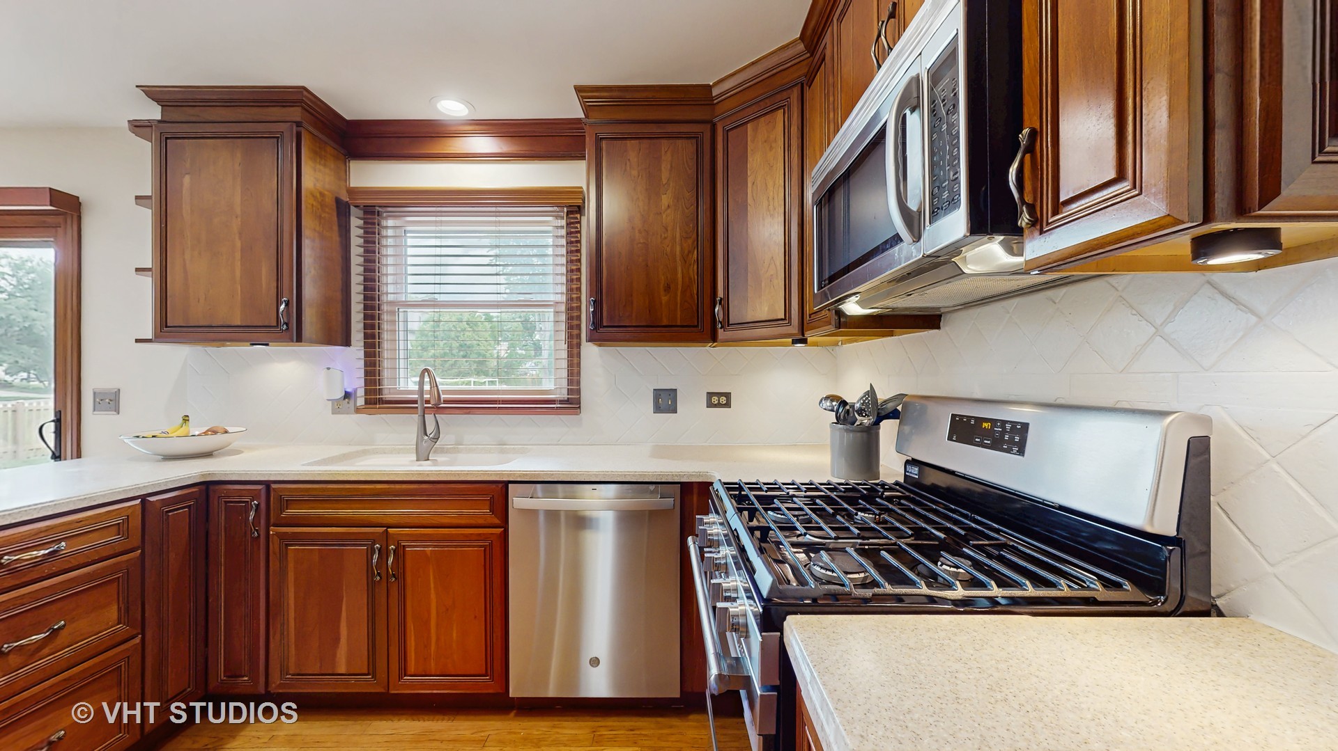 230 W Weathersfield Way, Schaumburg, IL 60193
