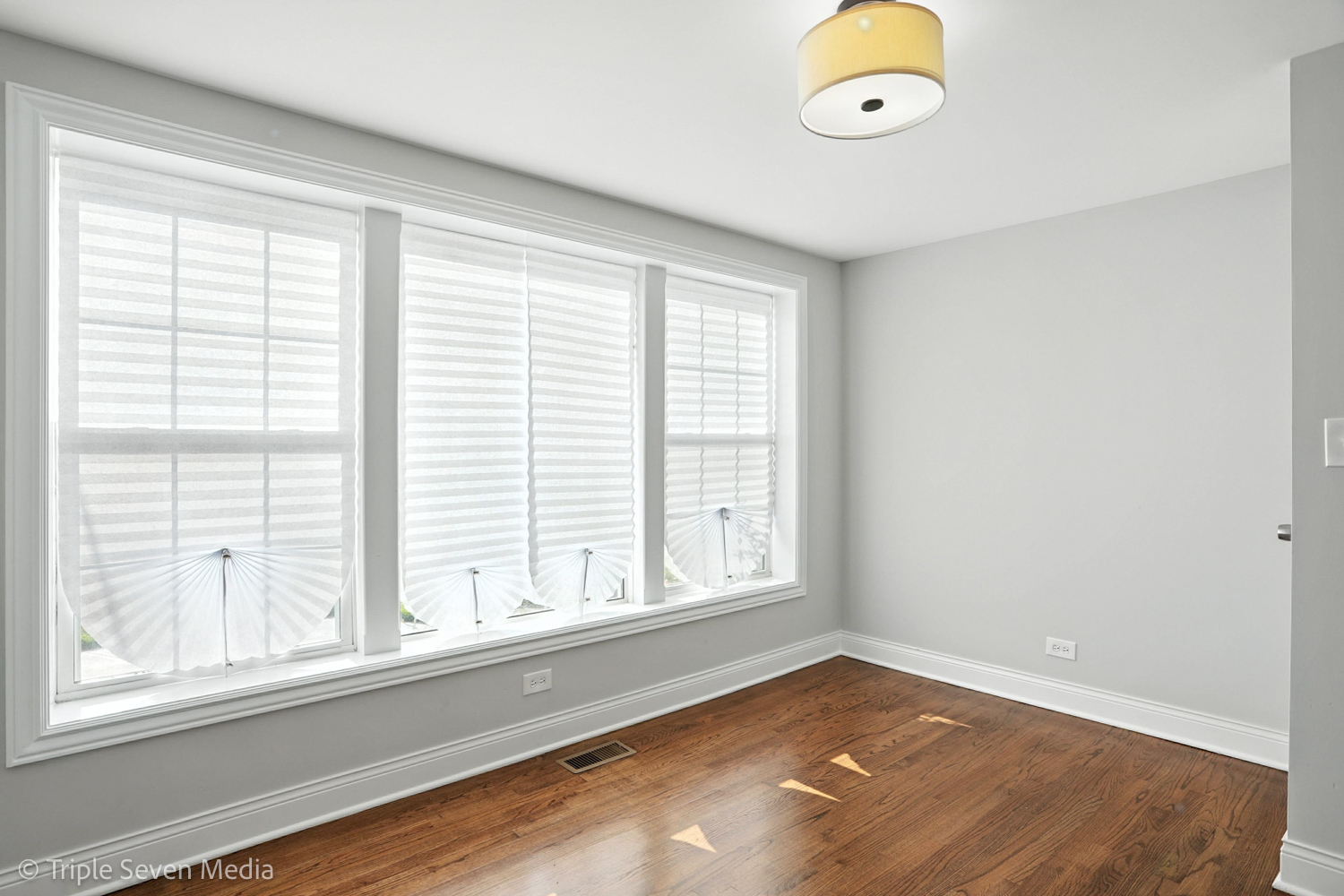 7723 S Paxton Avenue, Chicago, IL 60649