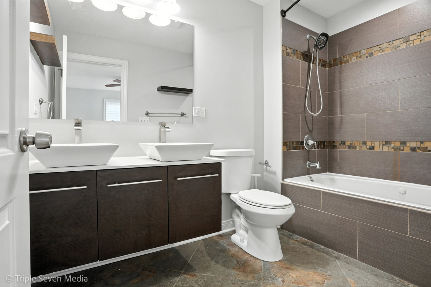 7723 S Paxton Avenue, Chicago, IL 60649