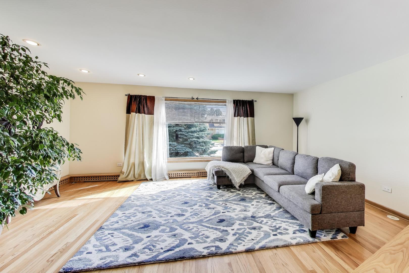 1130 N NORTHWEST Highway #1, Park Ridge, IL 60068