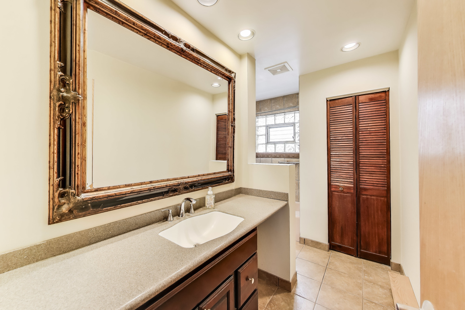 1130 N NORTHWEST Highway #1, Park Ridge, IL 60068