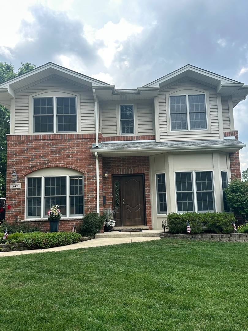 242 Holmes Avenue, Clarendon Hills, IL 60514