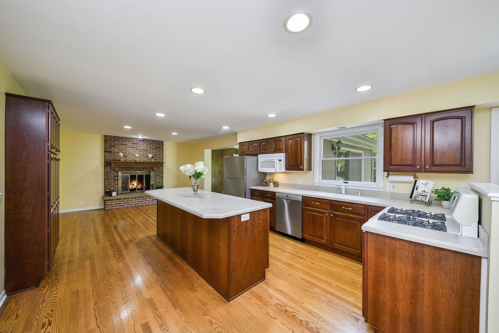 1344 S Main Street, Wheaton, IL 60189