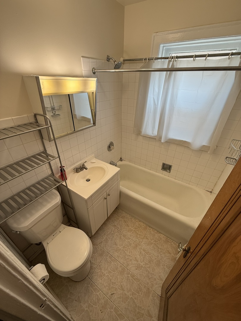 5709 N Spaulding Avenue, Chicago, IL 60659