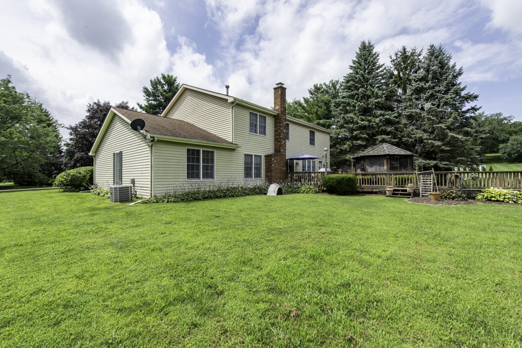 2102 W Hunters Lane, Spring Grove, IL 60081
