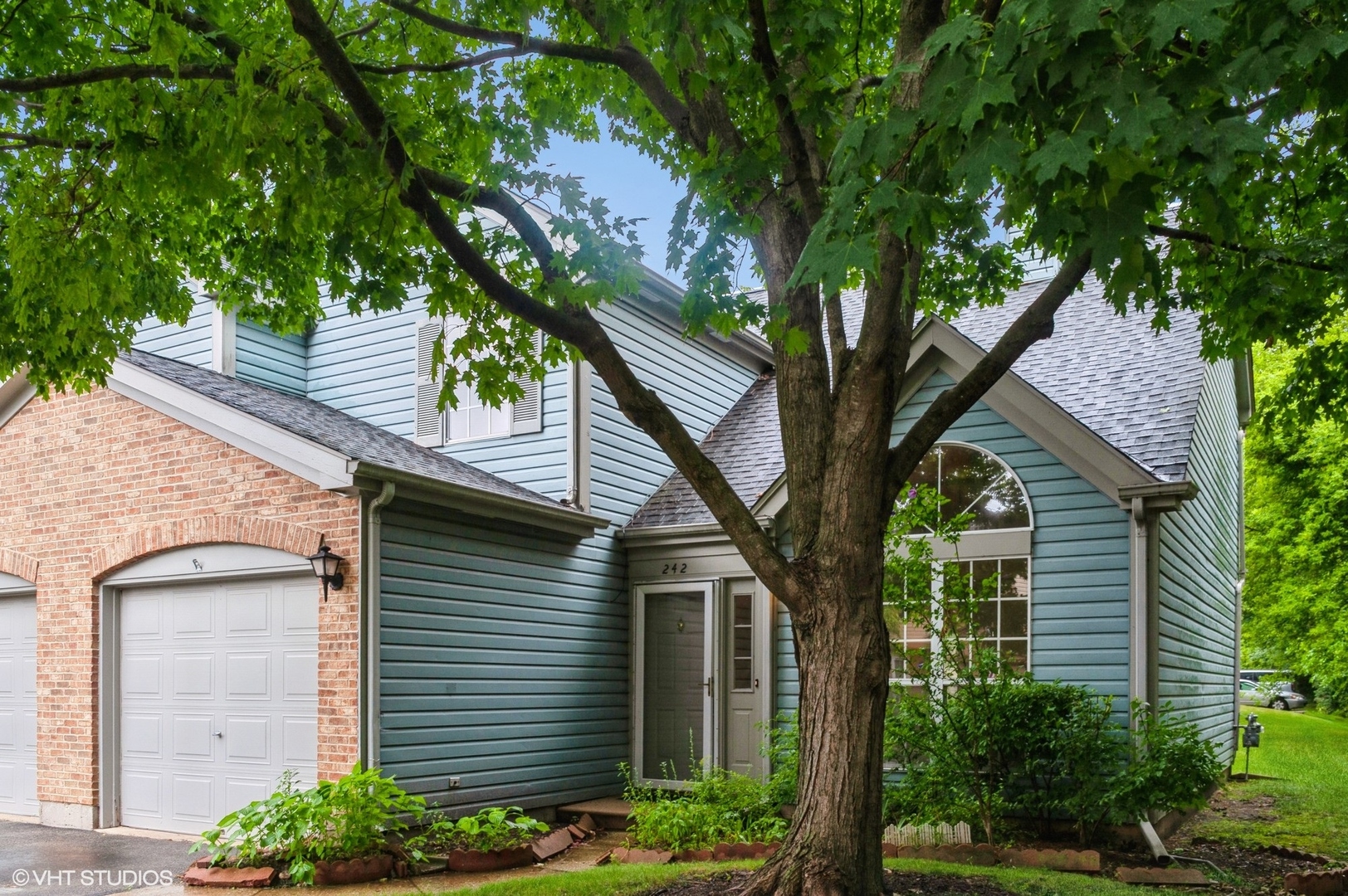 242 Wellington Circle, Gurnee, IL 60031