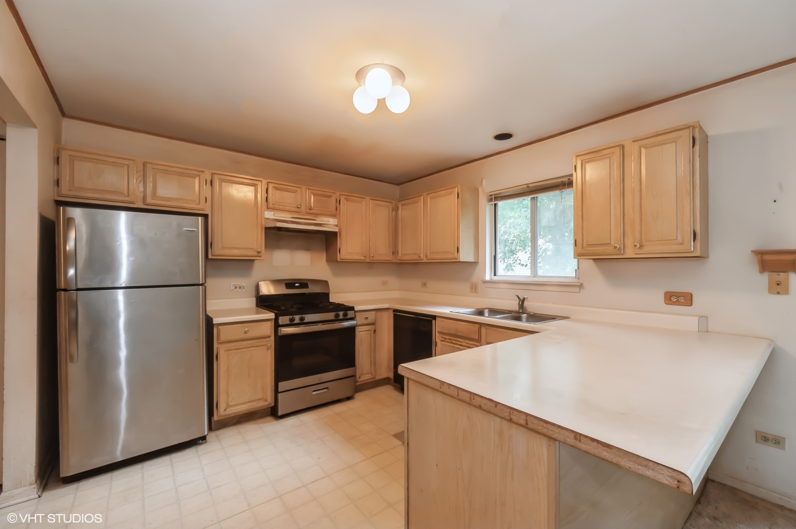 242 Wellington Circle, Gurnee, IL 60031