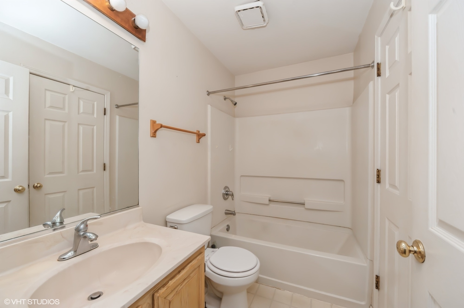242 Wellington Circle, Gurnee, IL 60031