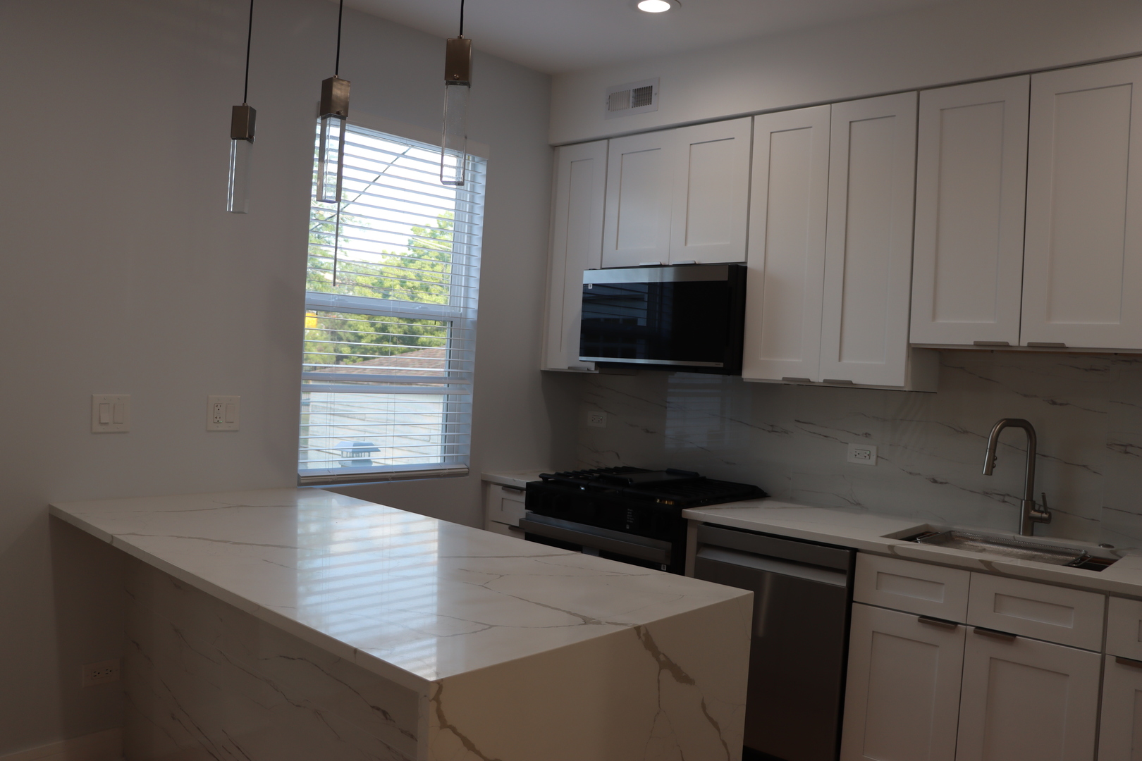3331 N Drake Avenue, Chicago, IL 60618