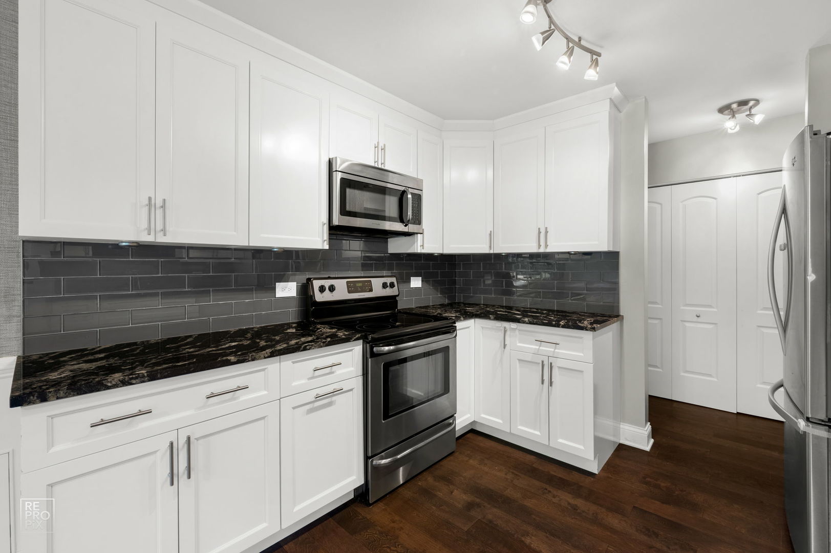 451 Raintree Court #1C, Glen Ellyn, IL 60137