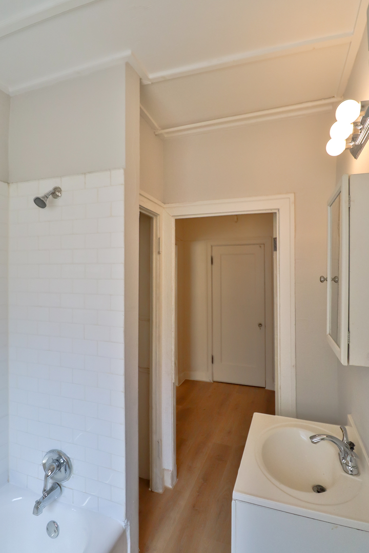 3302 Kenilworth Avenue #104, Berwyn, IL 60402