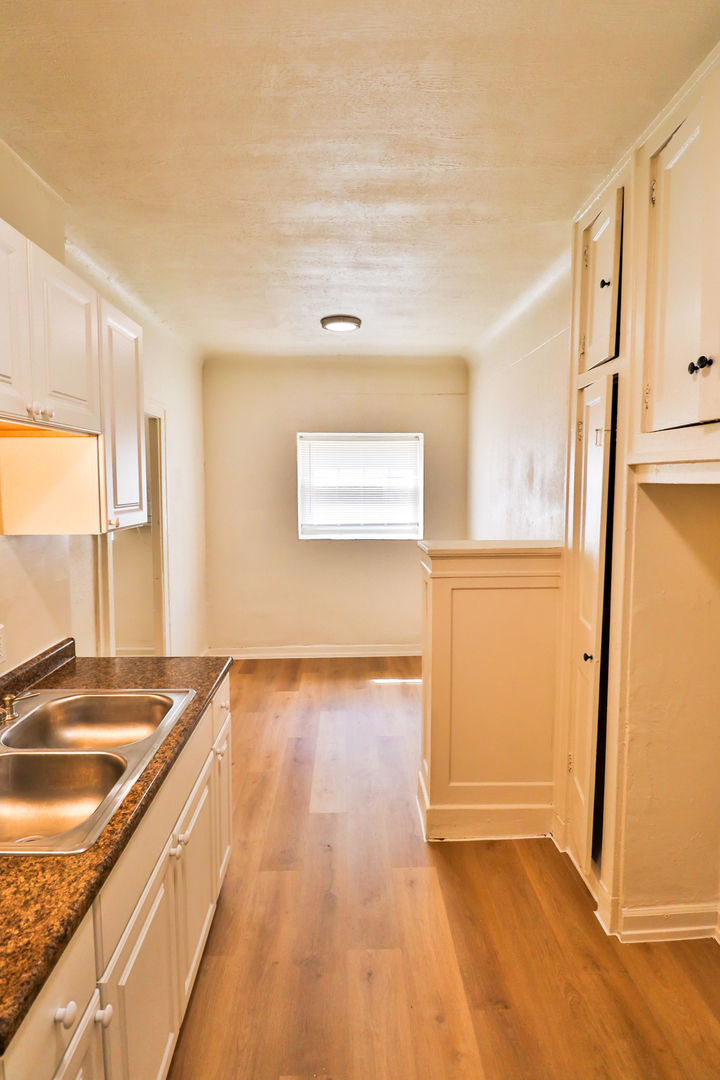 3302 Kenilworth Avenue #104, Berwyn, IL 60402