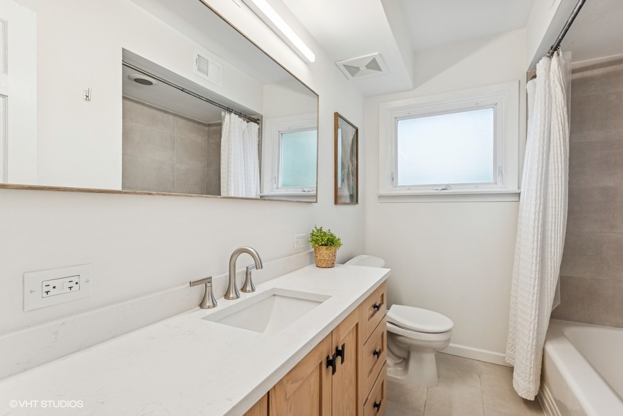 441 Pinehurst Drive, Des Plaines, IL 60016