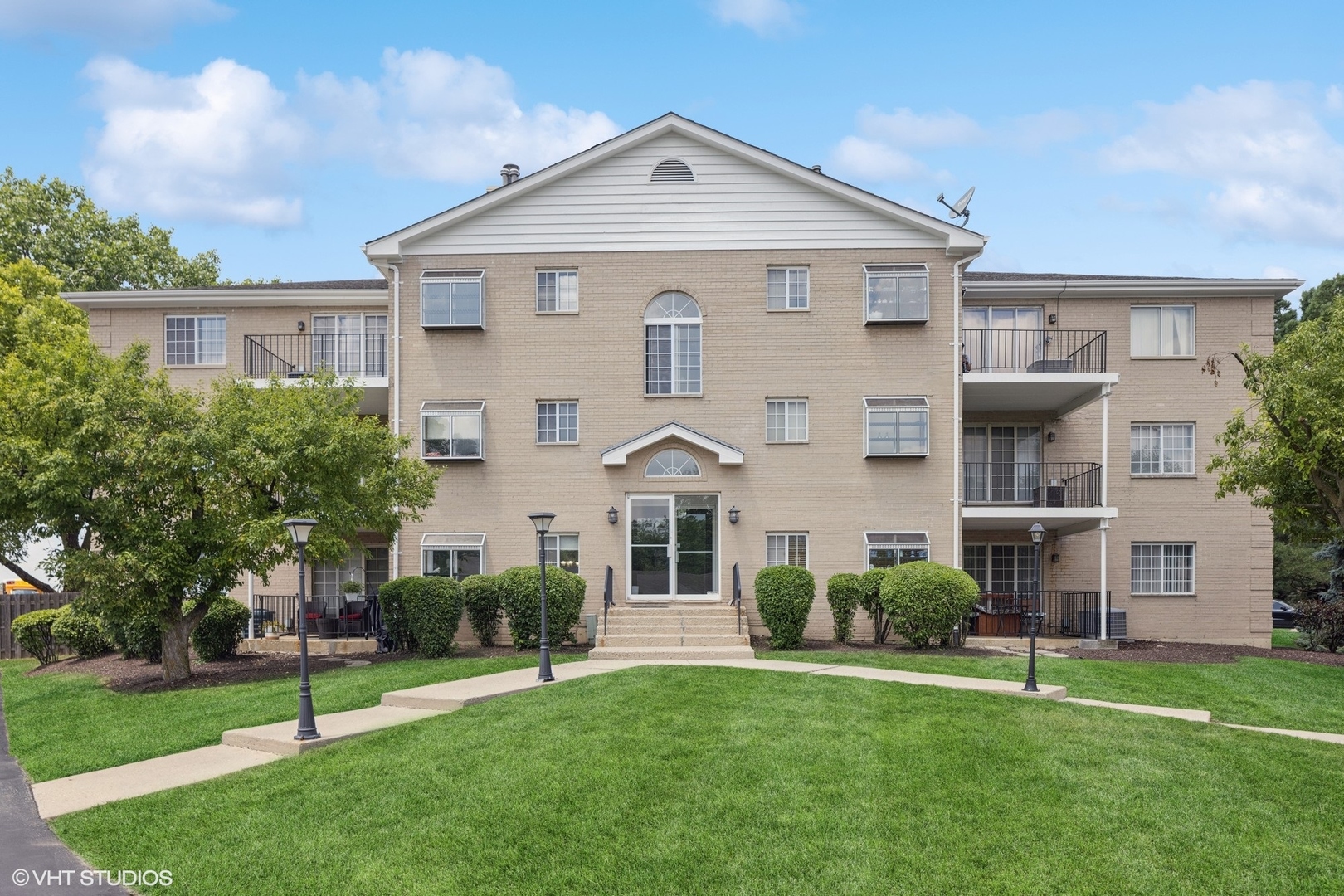 1258 Chalet Road #304, Naperville, IL 60563