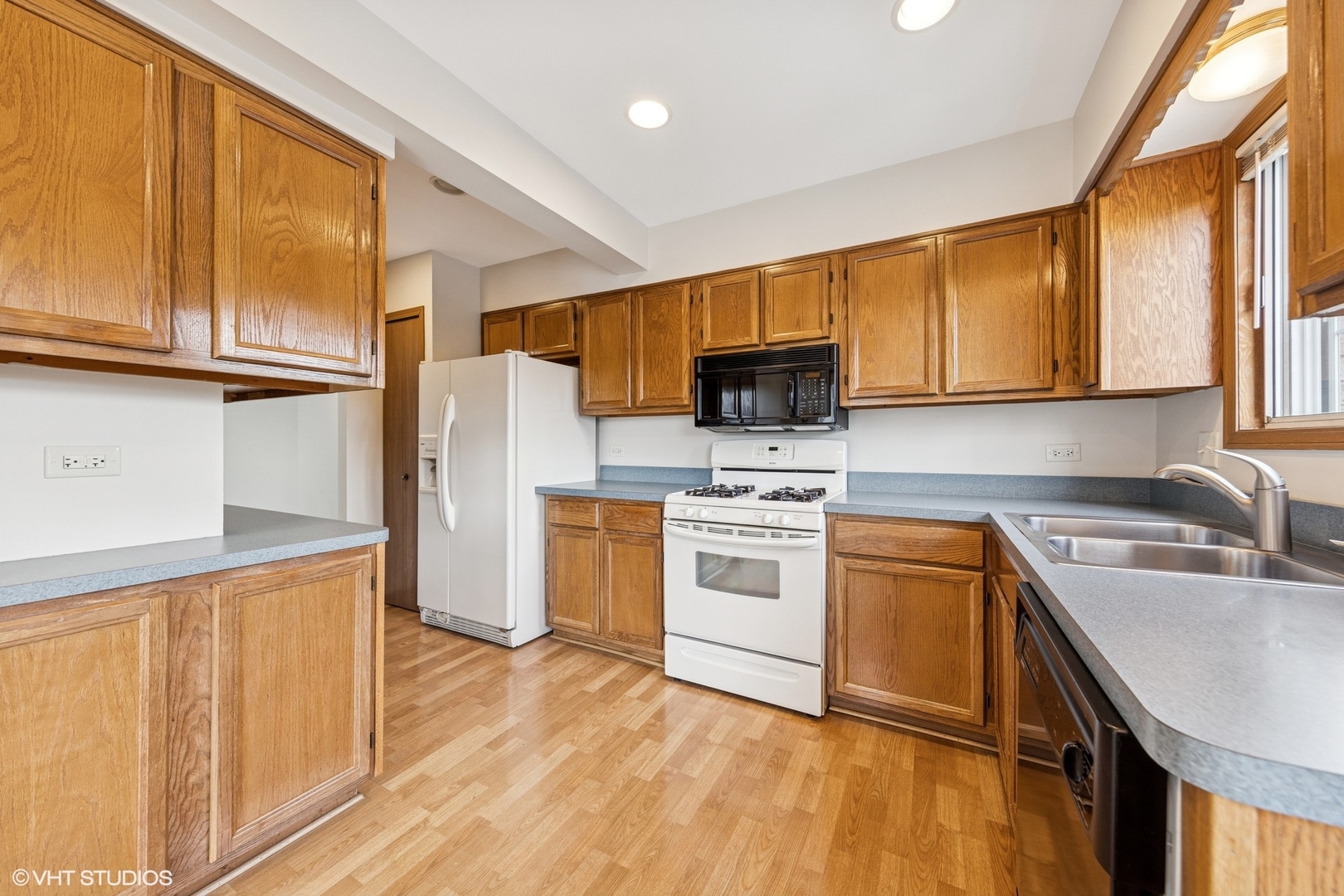 1258 Chalet Road #304, Naperville, IL 60563
