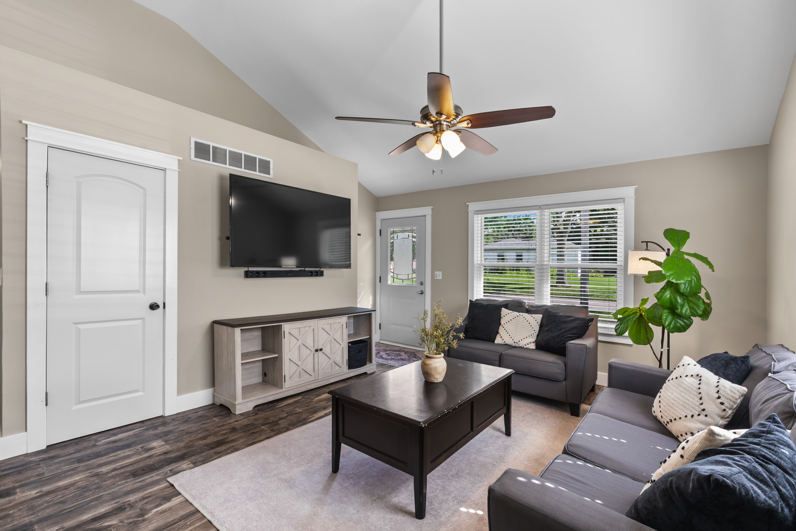 1105 W New York Street, Aurora, IL 60506