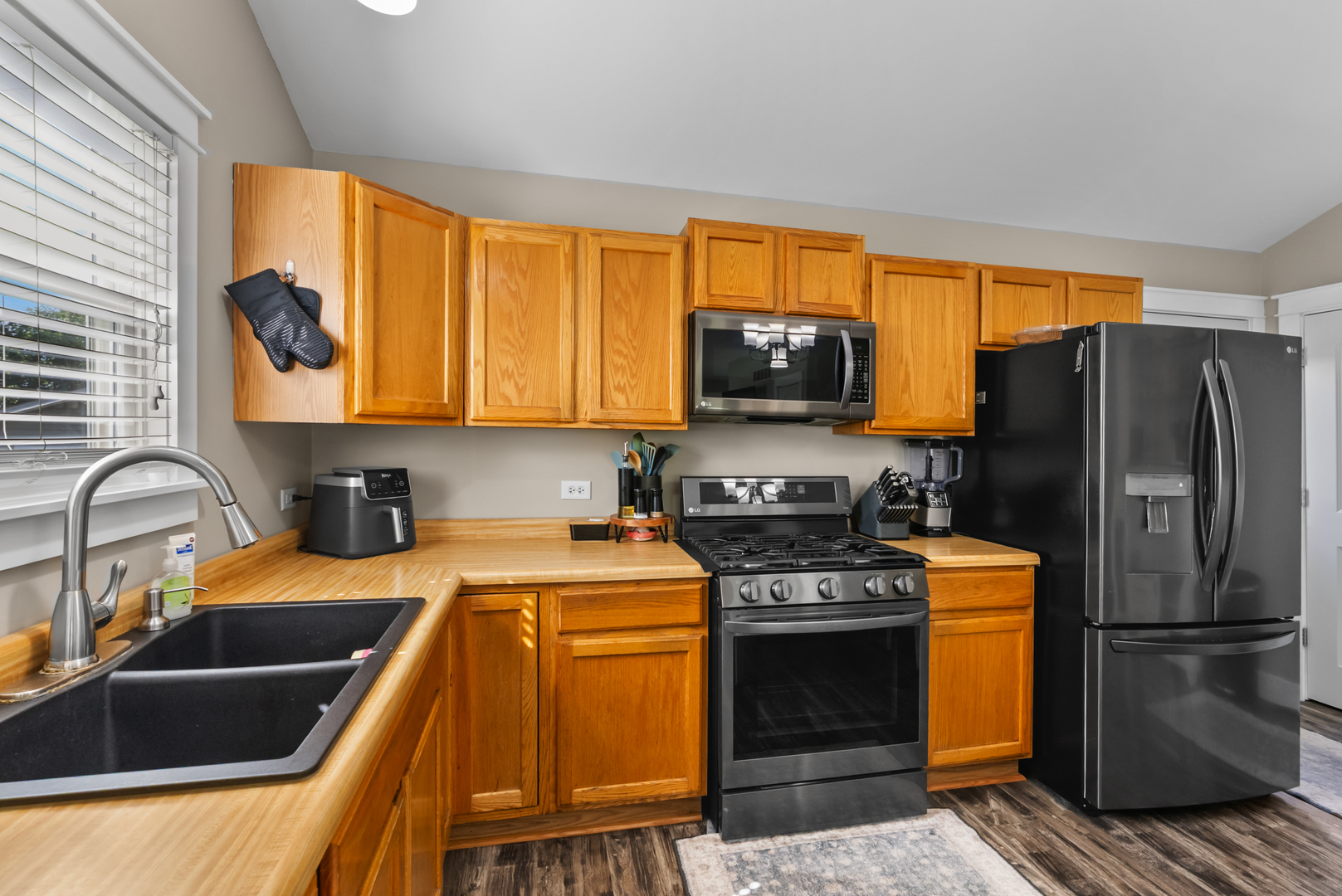 1105 W New York Street, Aurora, IL 60506