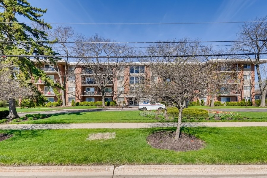 2206 S Goebbert Road #409, Arlington Heights, IL 60005