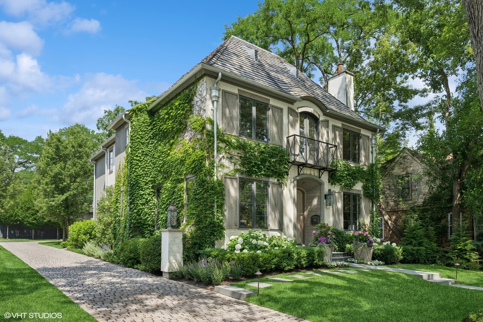 738 S Grove Avenue, Barrington, IL 60010