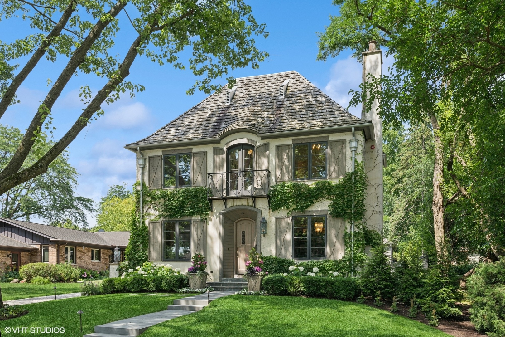 738 S Grove Avenue, Barrington, IL 60010