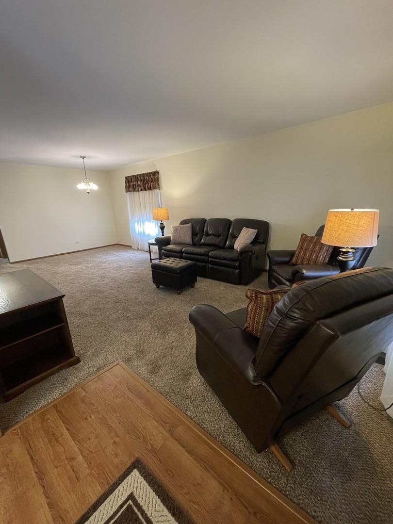 7019 Buckingham Circle, Woodridge, IL 60517