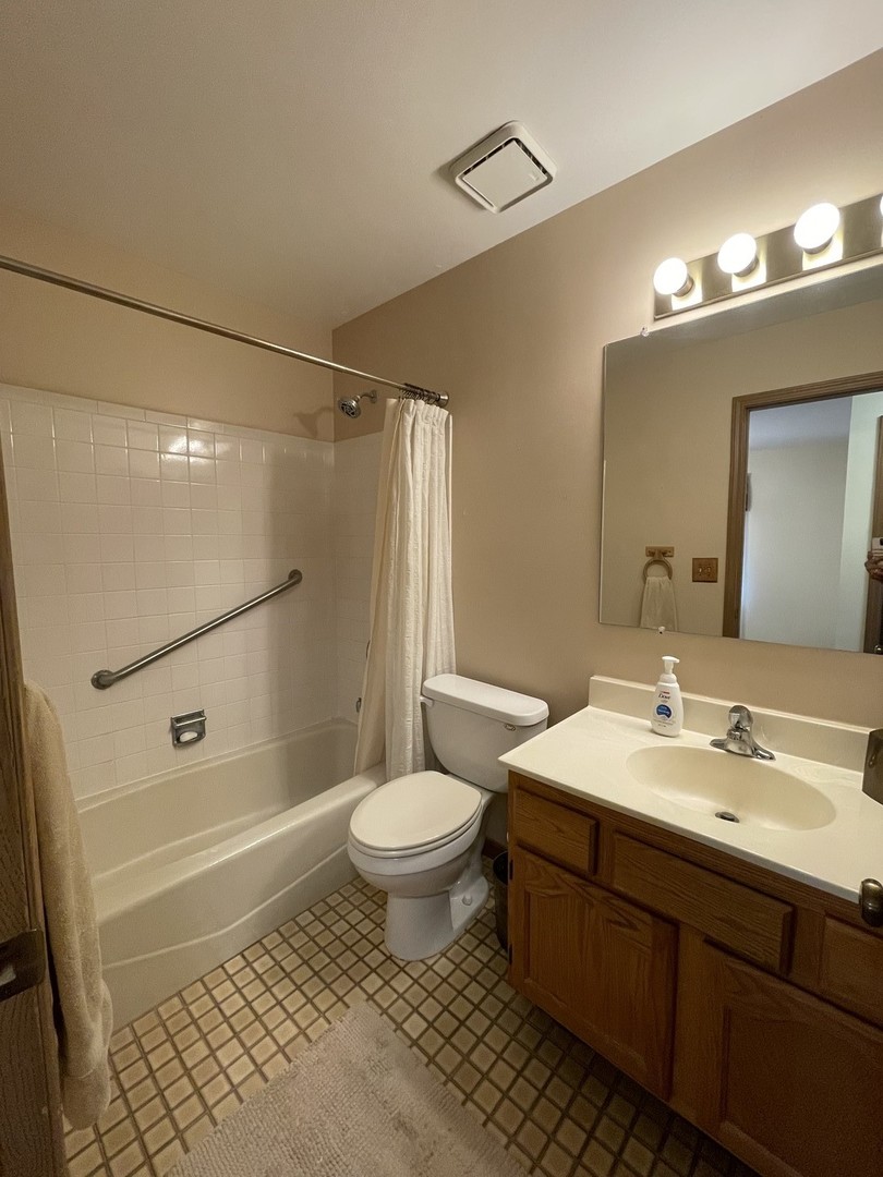 7019 Buckingham Circle, Woodridge, IL 60517