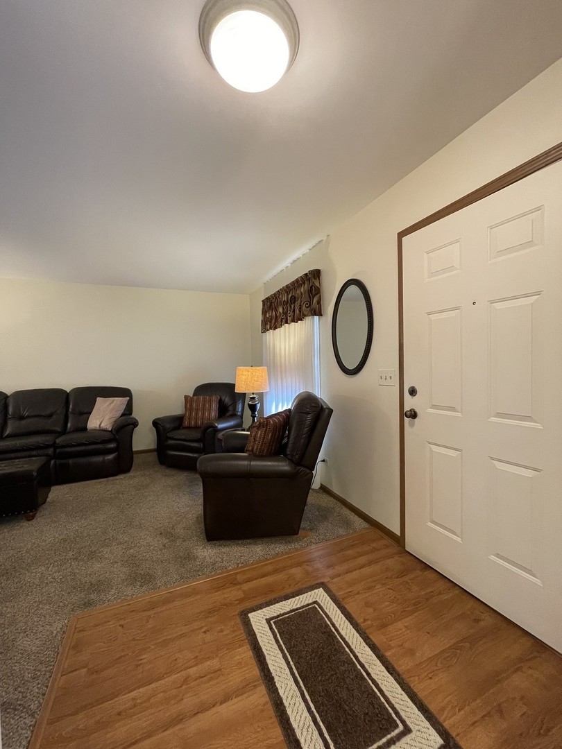 7019 Buckingham Circle, Woodridge, IL 60517