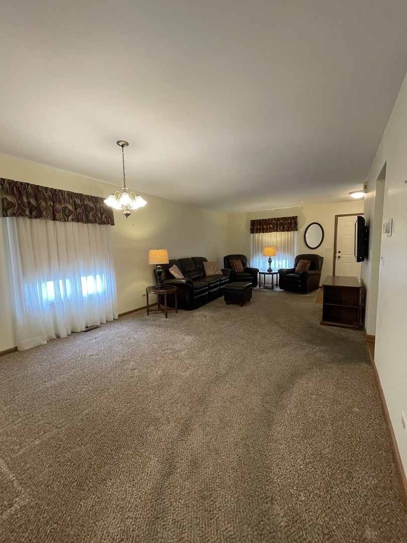 7019 Buckingham Circle, Woodridge, IL 60517