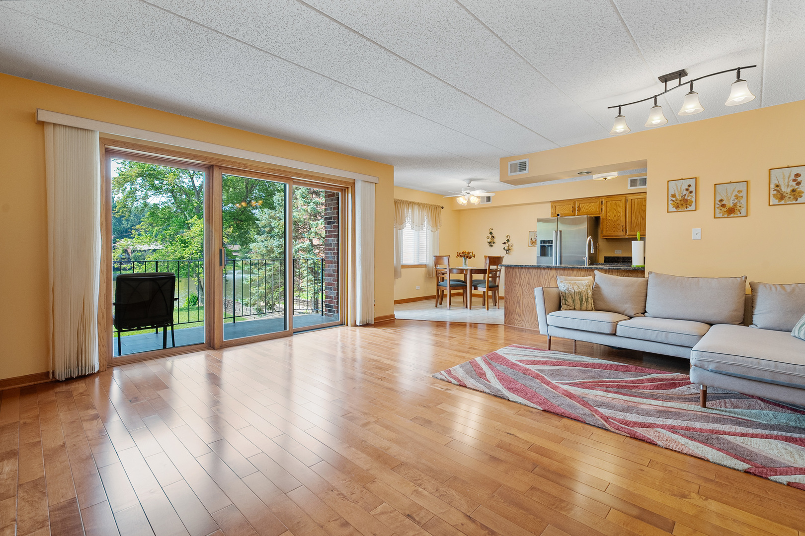 8697 W 111th Street #2D, Palos Hills, IL 60465