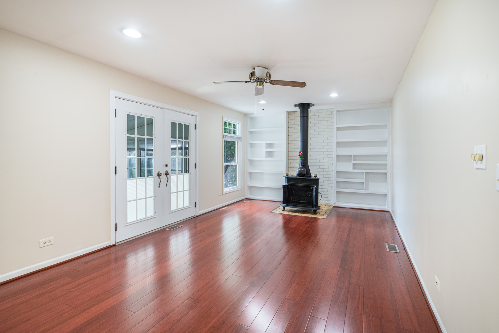 215 Annapolis Drive, Vernon Hills, IL 60061