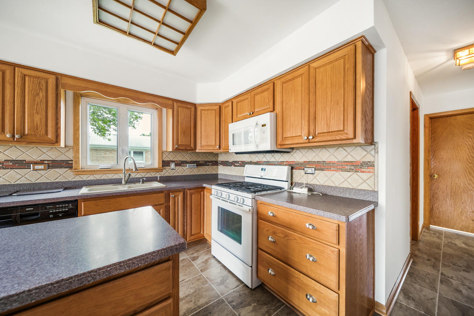 8013 Neva Avenue, Burbank, IL 60459