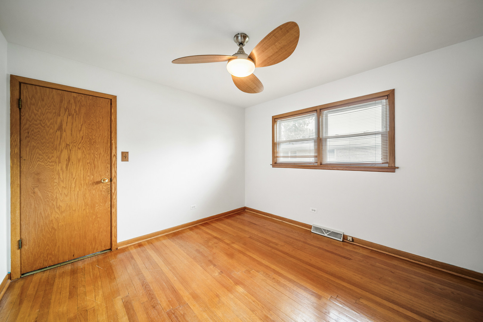 8013 Neva Avenue, Burbank, IL 60459