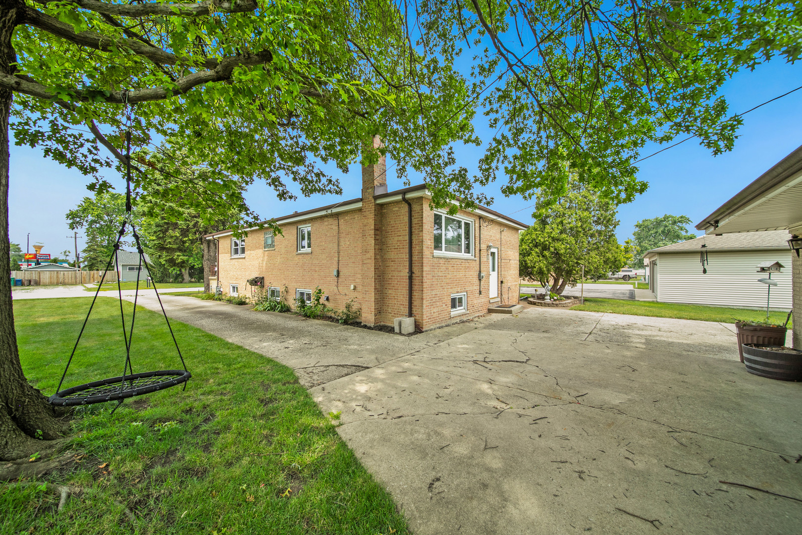 8013 Neva Avenue, Burbank, IL 60459