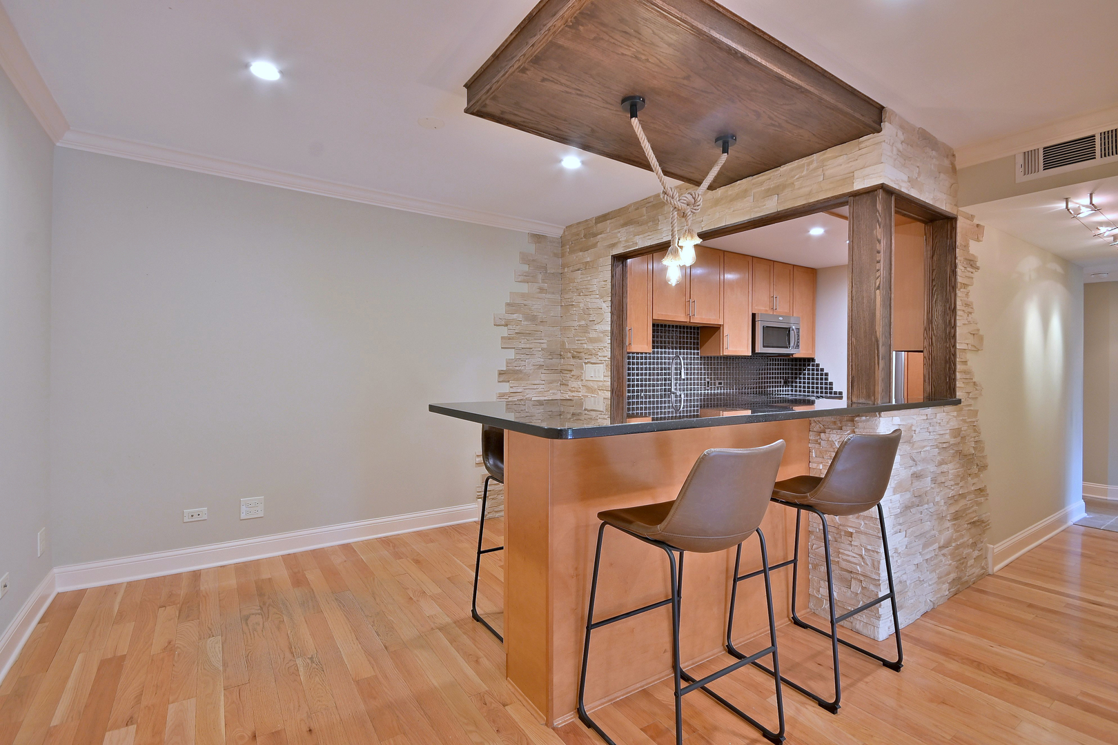 960 Beau Drive #205, Des Plaines, IL 60016