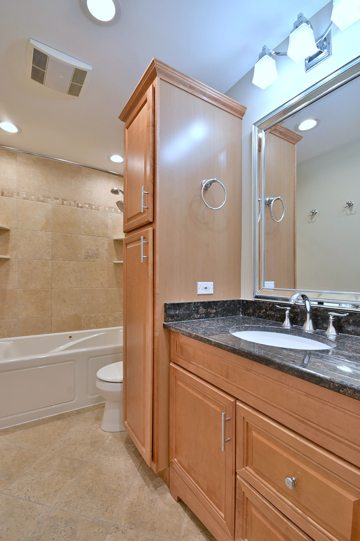 960 Beau Drive #205, Des Plaines, IL 60016