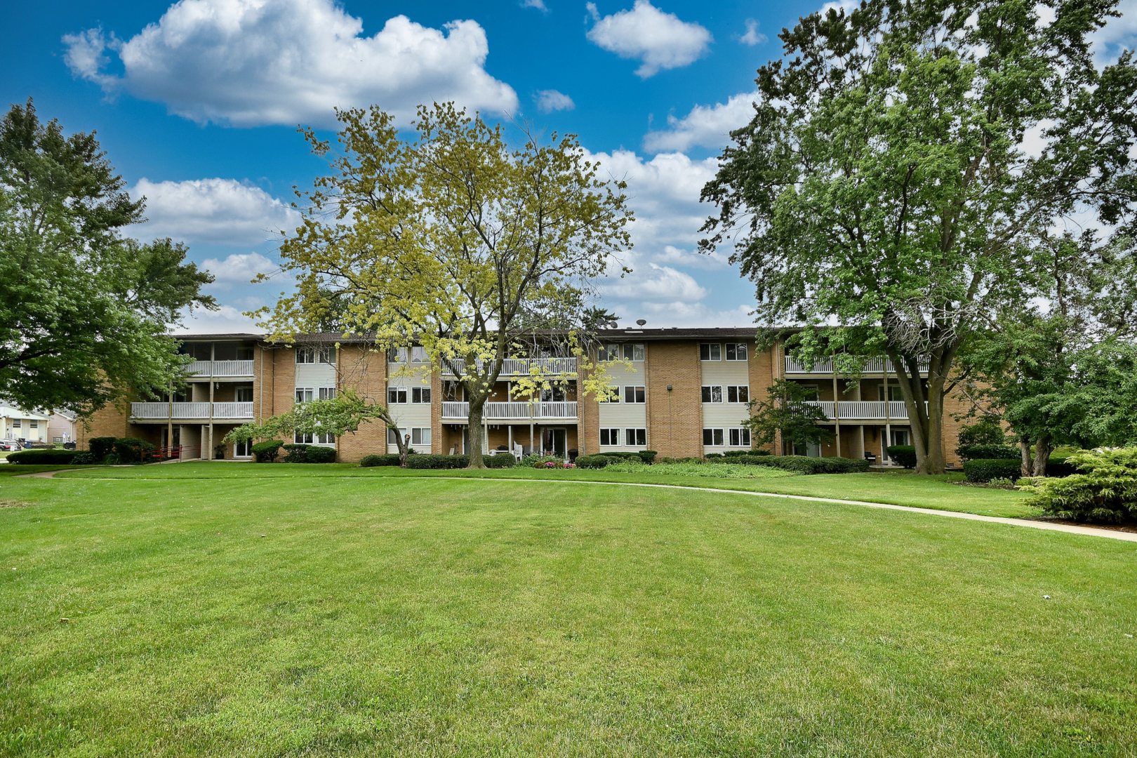 960 Beau Drive #205, Des Plaines, IL 60016
