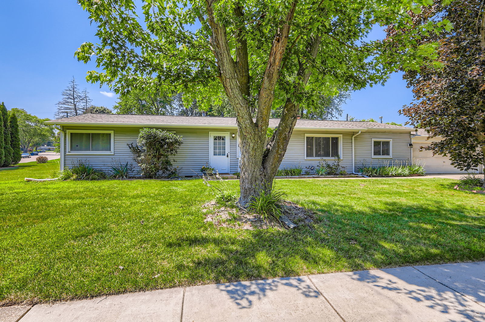 36180 N Grandwood Drive, Gurnee, IL 60031