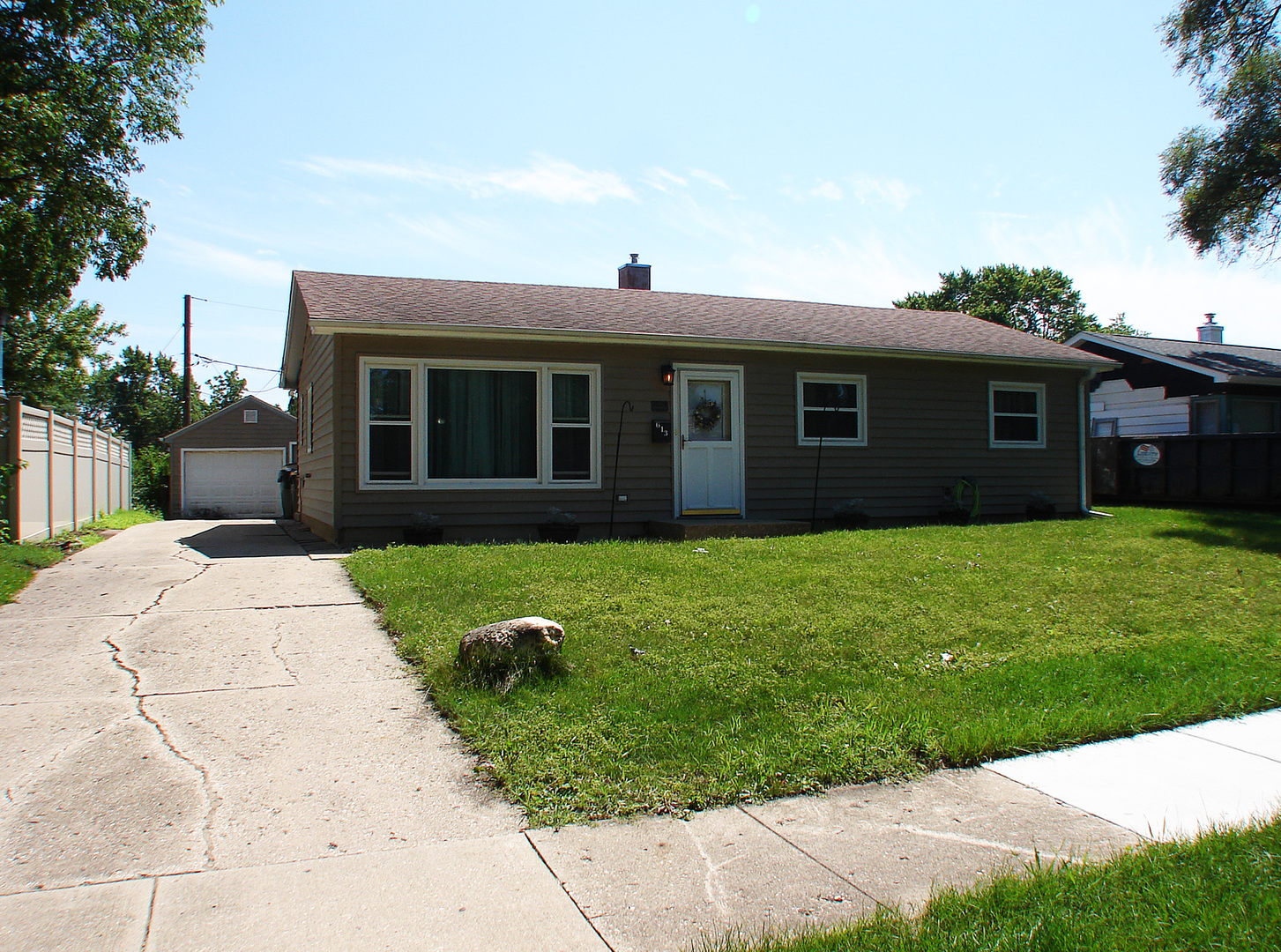 613 BONNIEBROOK Avenue, Mundelein, IL 60060