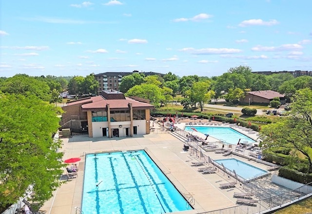 471 Raintree Court #1D, Glen Ellyn, IL 60137