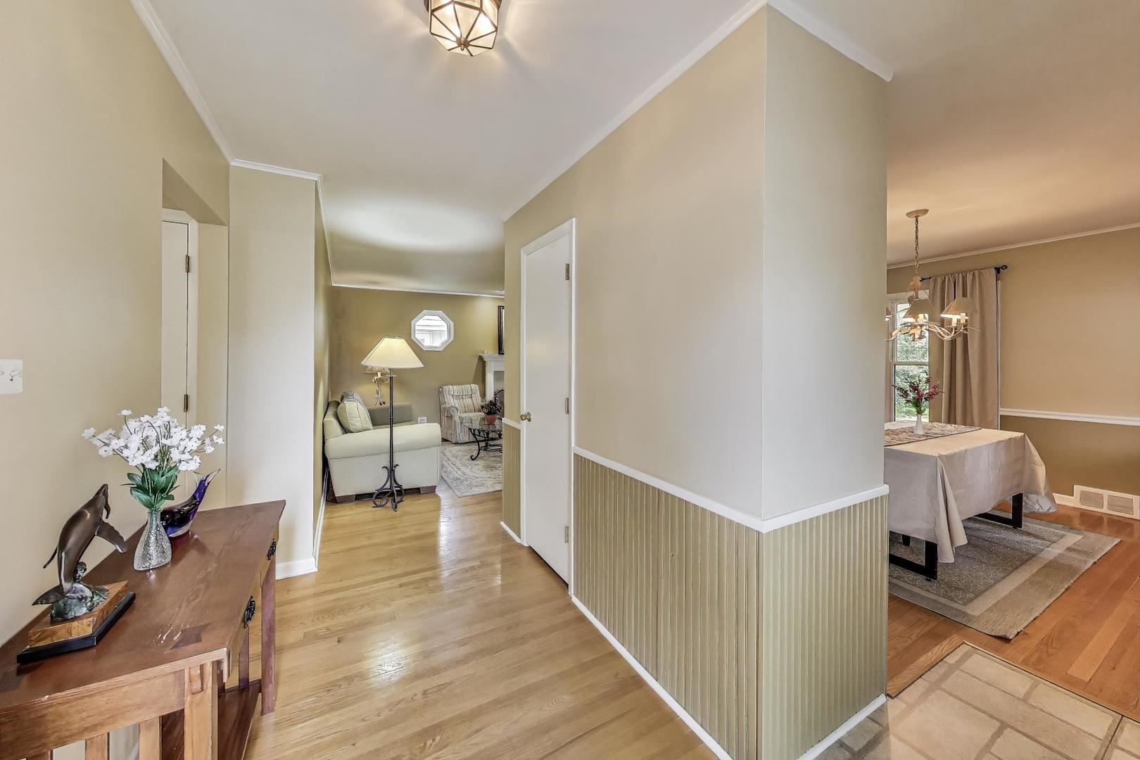 859 S Mount Prospect Road, Des Plaines, IL 60016